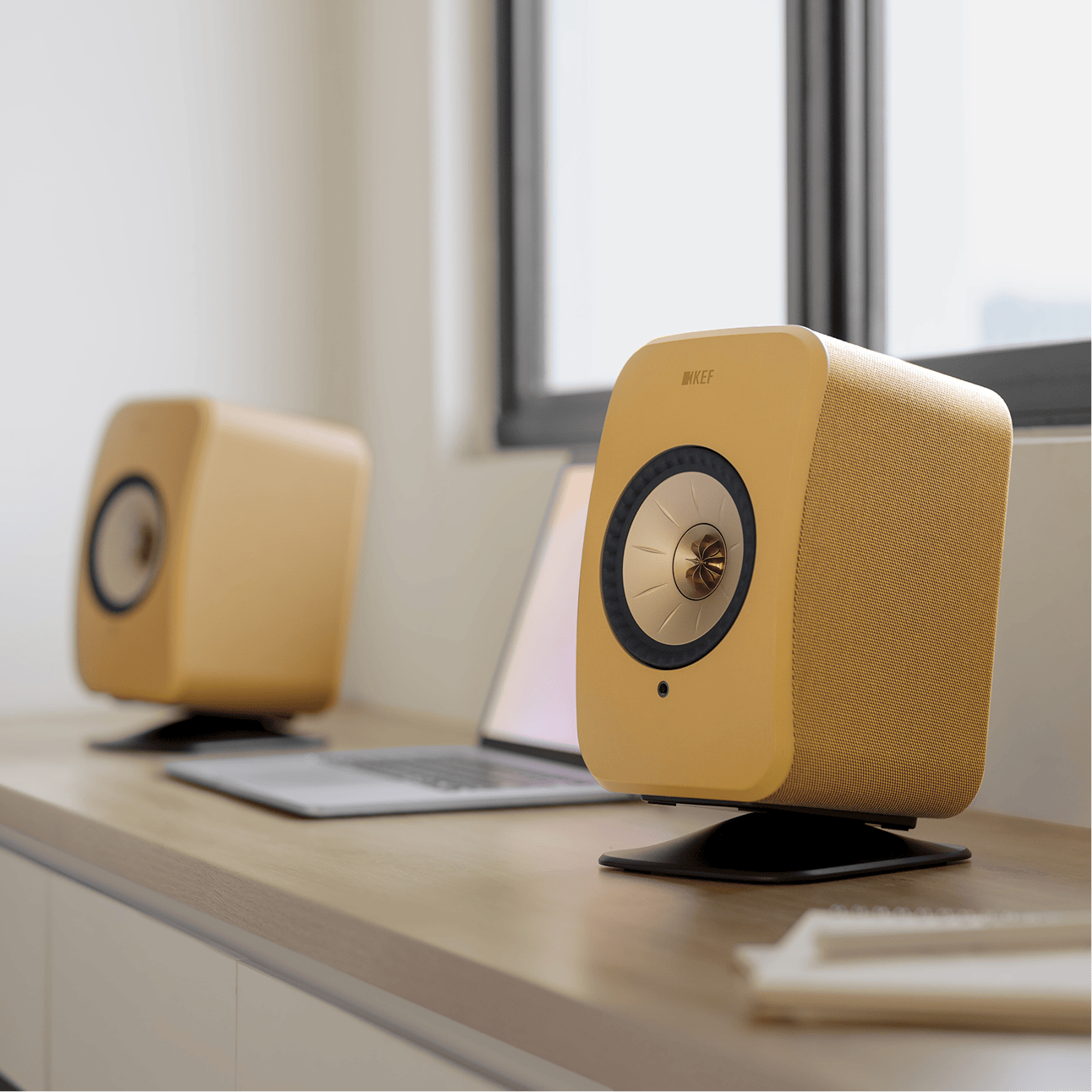 kef-p1-desk-pad-supporto-a-inclinazione-in-alluminio-pressofuso-per-altoparlanti image 3